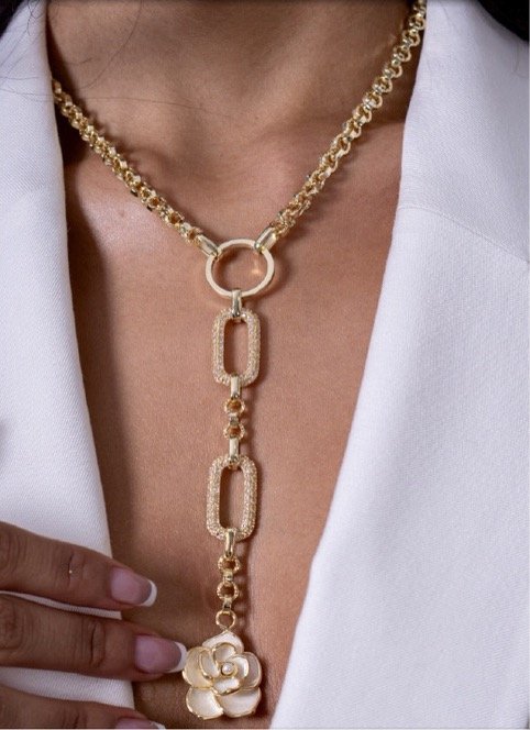 Collar largo dorado con eslabones y una flor blanca al final